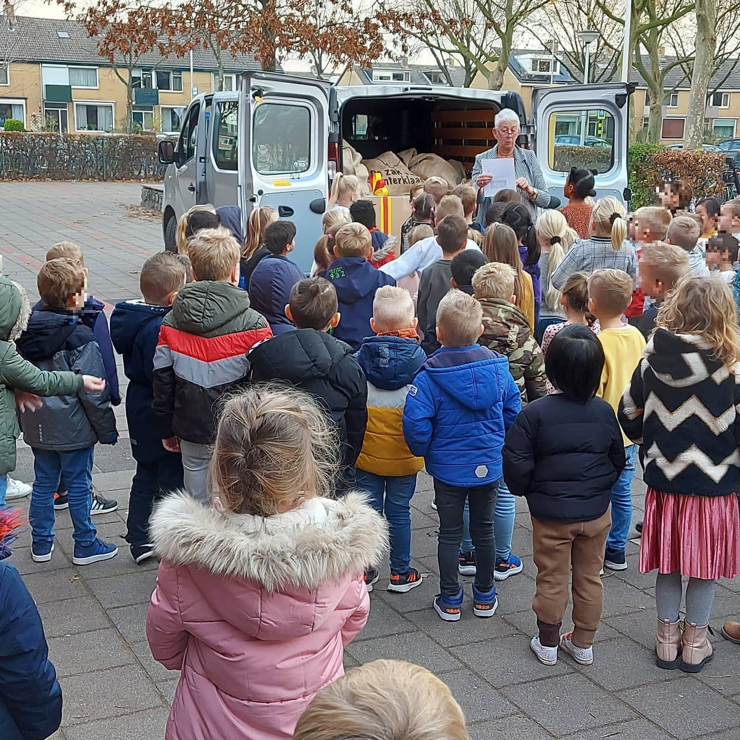 Letters met pakjesbus bezorgd